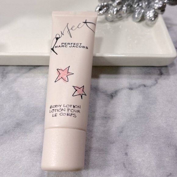 Marc Jacobs Perfect Body Lotion, Smooth, Floral, NEW - 1.0 oz. 30 ml. - Picture 3 of 9